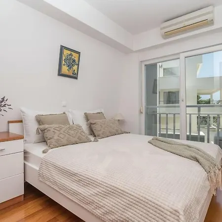 Irisa Art Apartment