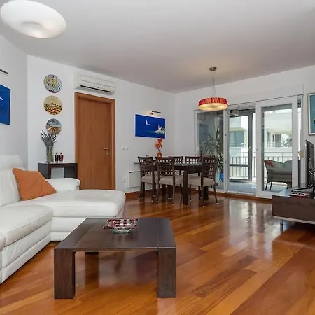 Irisa Art Apartment